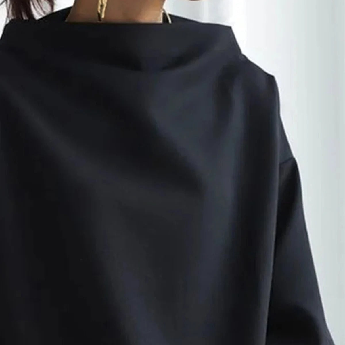 女性用モダンロールネックセーター黒