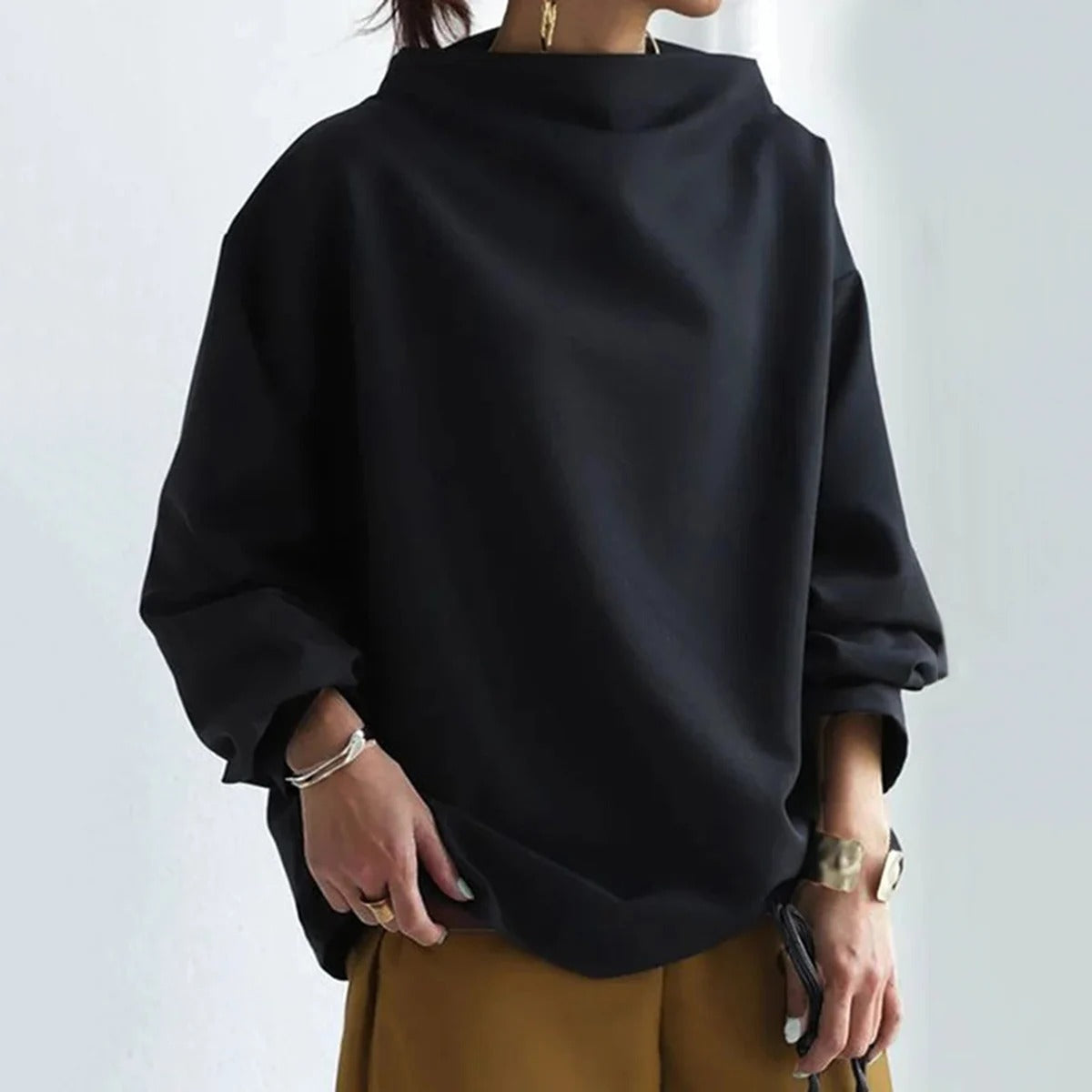 女性用モダンロールネックセーター黒