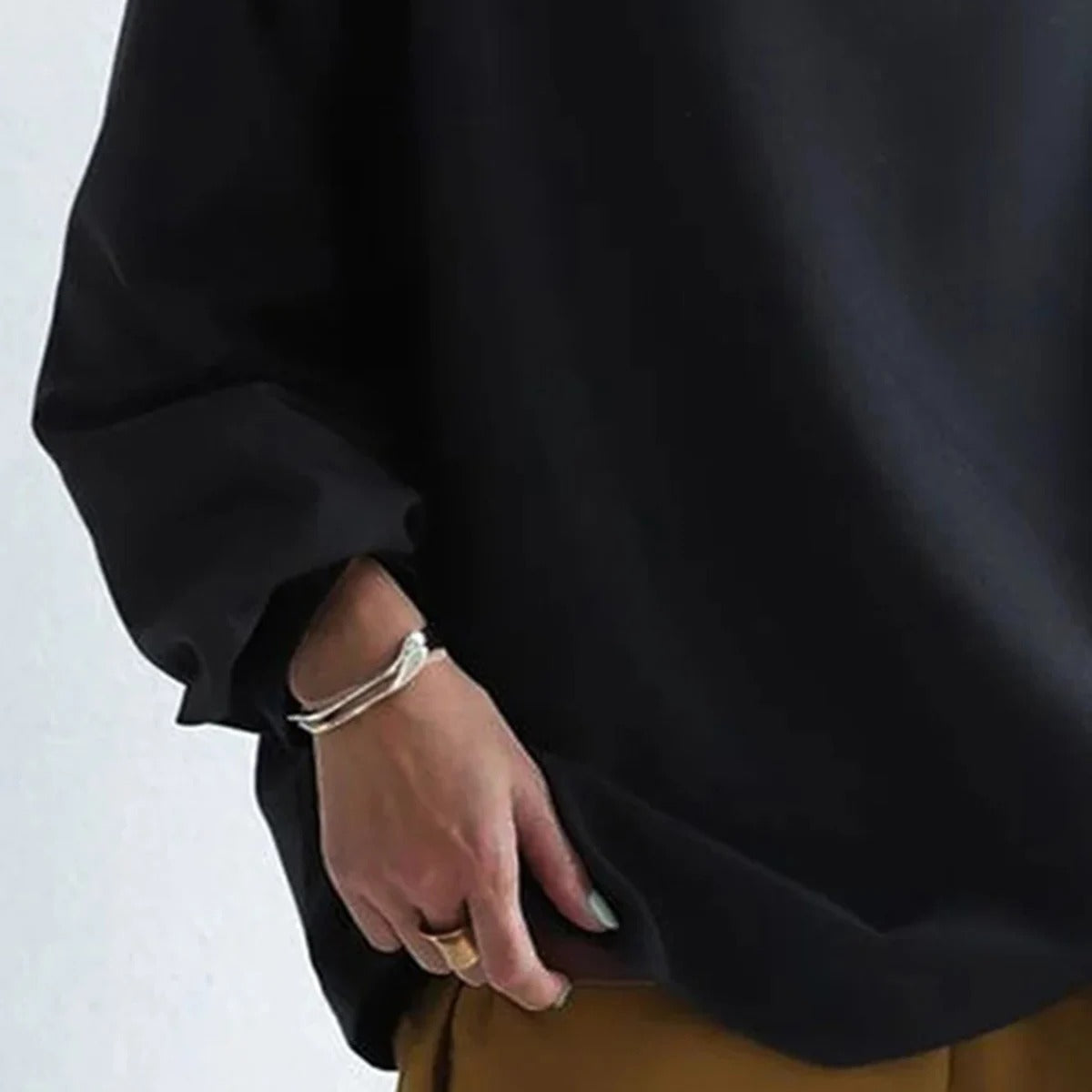 女性用モダンロールネックセーター黒